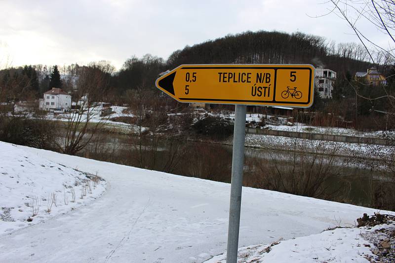 Nová cyklostezka vede od bývalého učiliště v Hranicích směrem do teplického lázeňského parčíku.