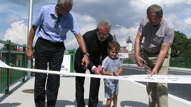 Po půlroční rekonstrukci otevřeli ve čtvrtek 27. srpna představitelé města, investora, dodavatele stavby silniční most přes Bečvu z Hranic do Teplic.