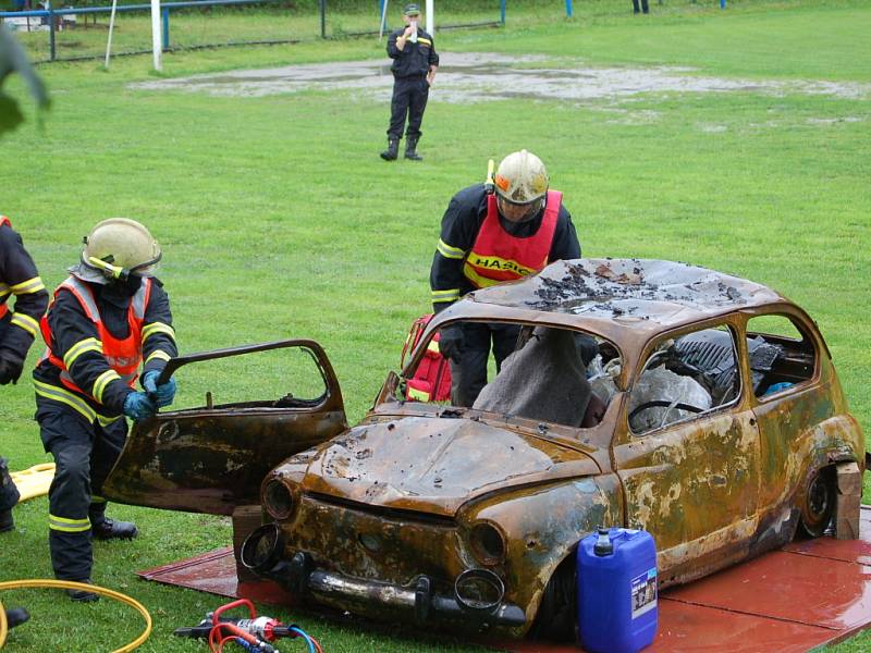 Armáda České republiky ve spolupráci s hasiči a zdravotníky připravila v Lobodicích na  hřišti program s názvem Den s armádou. 