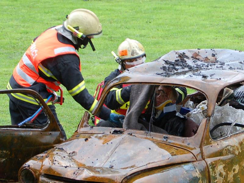 Armáda České republiky ve spolupráci s hasiči a zdravotníky připravila v Lobodicích na  hřišti program s názvem Den s armádou. 