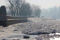 Ledové kry na řece Bečvě v Hranicích, čtvrtek 11. ledna 2024.