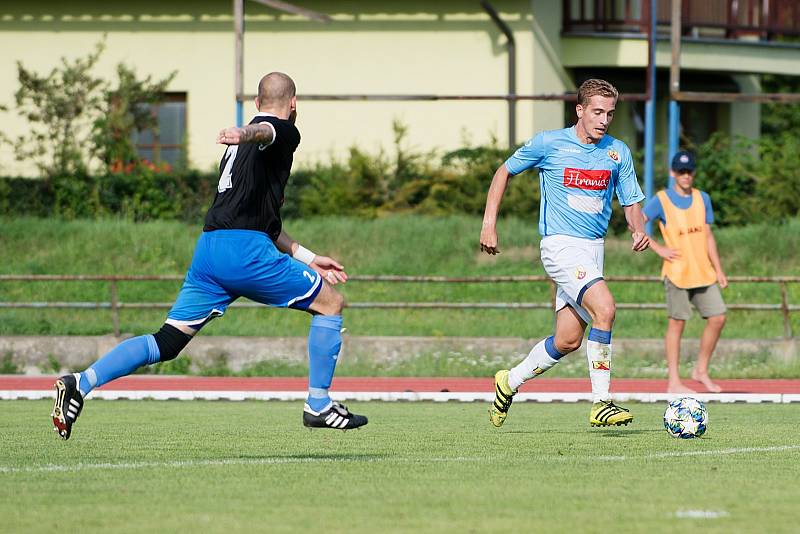 Fotbalisté SK Hranice (v modrém) proti 1. FCV Přerov.