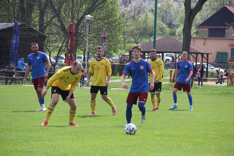 Strhující derby olomouckého krajského přeboru mezi fotbalisty Ústí (ve žlutém) a FC Želatovice.