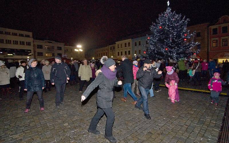 Vánoční program v Hranicích pokračoval i v sobotu 2. prosince, náměstí pobavily Taneční Vánoce.