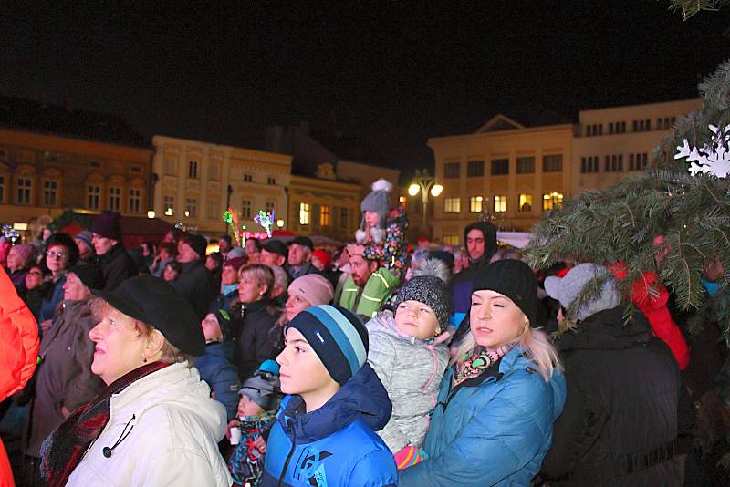 Slavnostní rozsvěcení vánočního stromu na Masarykově náměstí v Hranicích 2019.