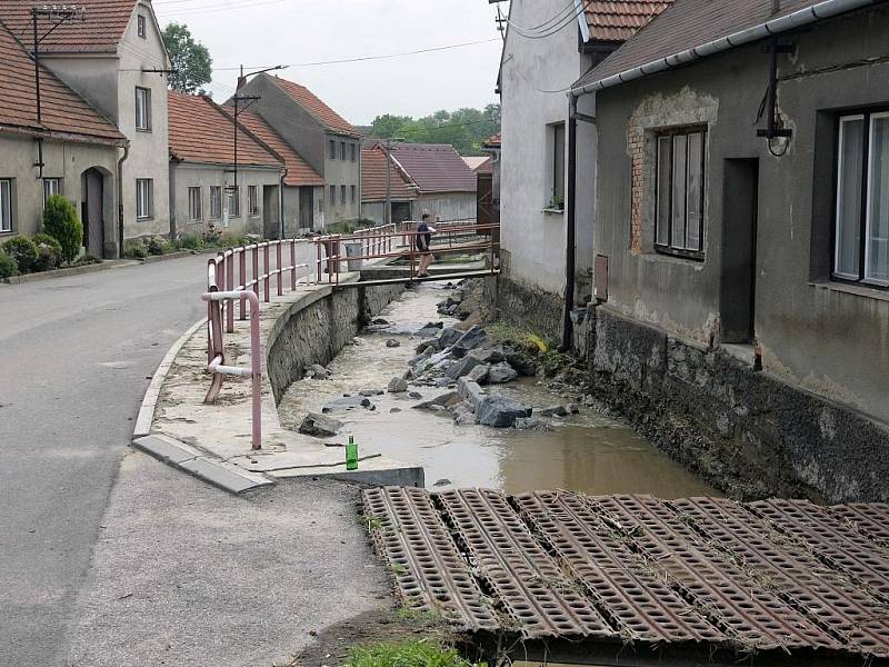 Záplavy si vyžádaly první lidský život v Černotíně.