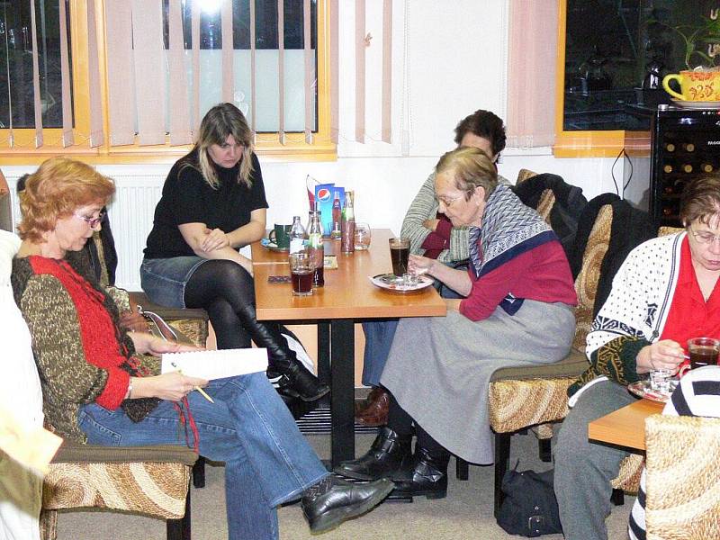 Spisovatelka Jaroslava Černá předčítá v kavárně ze své nové knížky