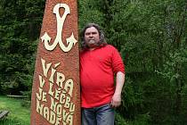 Lipový symbol lásky, víra a naděje vyrobil Jan Vitásek během svého pobytu v lázních Teplice nad Bečvou. Nad usazením plastiky řezbář i osobně dohlížel.