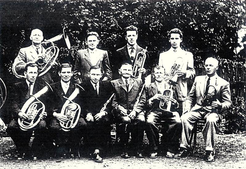 Opatovská kapela v roce 1959. Nahoře zleva: Andrýsek, ?, Bedřich Pavelkas, Antonín Tomeček. Sedící zleva: František Tomeček, František Stratil, Karel Stratil, ?, ?, ?, (kapelník).