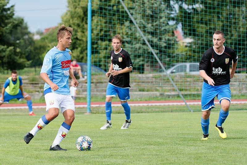 Fotbalisté SK Hranice (v modrém) proti 1. FCV Přerov.