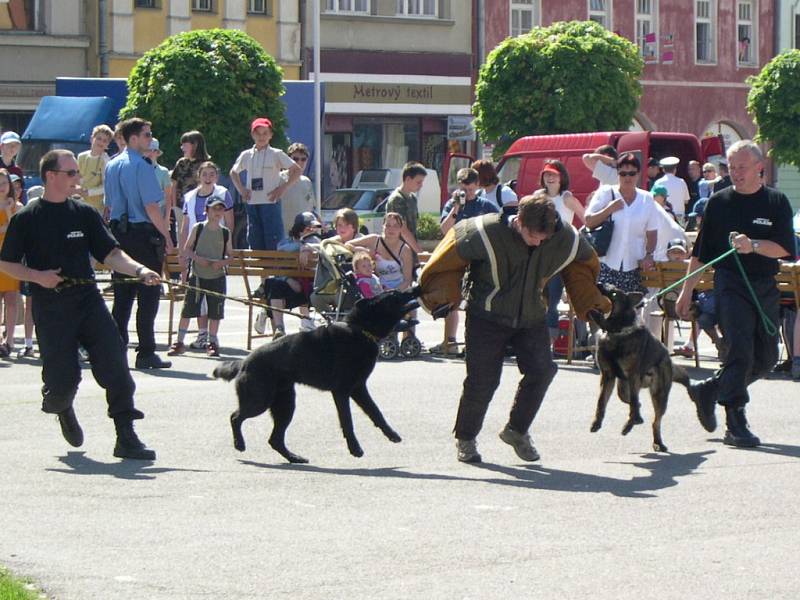 V Lipníku předvedou hasiči, městští strážníci a vojenští policisté ukázky své práce.