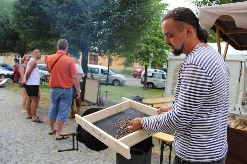 Tradiční Anenské pouti v Drahotuších přálo v sobotu počasí. Na akci zamířily davy lidí.