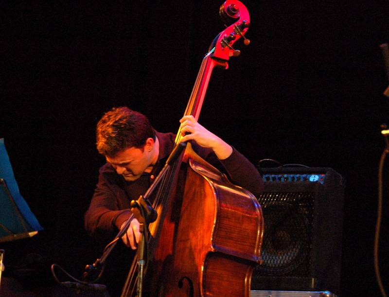 Hvězdou letošního prvního ročníku prologu Československého jazzového festivalu v Přerově byl americký kytarista John Abercrombie, který představil spolu s Robert Balzar Triem jejich společné album Tales.