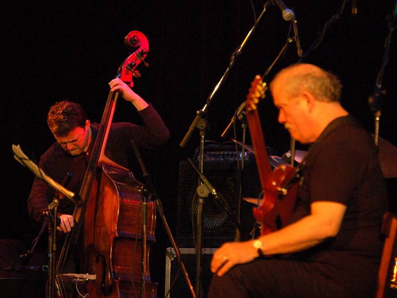 Hvězdou letošního prvního ročníku prologu Československého jazzového festivalu v Přerově byl americký kytarista John Abercrombie, který představil spolu s Robert Balzar Triem jejich společné album Tales.