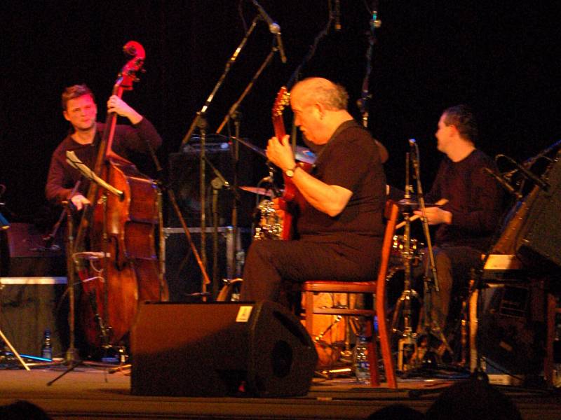 Hvězdou letošního prvního ročníku prologu Československého jazzového festivalu v Přerově byl americký kytarista John Abercrombie, který představil spolu s Robert Balzar Triem jejich společné album Tales.