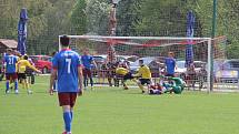 Strhující derby olomouckého krajského přeboru mezi fotbalisty Ústí (ve žlutém) a FC Želatovice. Rozhodující branka v nastavení