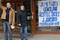 Proti odvolání ředitele hranické Základní školy Struhlovsko Jana Jursíka bojoval Klub rodičů a přátel školy. 