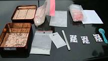 Zabavené věci, které zajistili u čtyřicetiletého dealera drog z Fulneku celníci. Za pomoci speciálně vycvičeného služebního psa na vyhledávání návykových látek našli v jeho autě přibližně 65 gramů pervitinu.