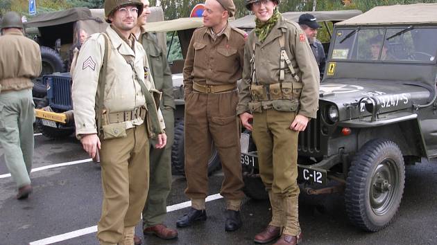 Promítání historického vojenského filmu Tobruk předcházela výstava vojenské válečné techniky.