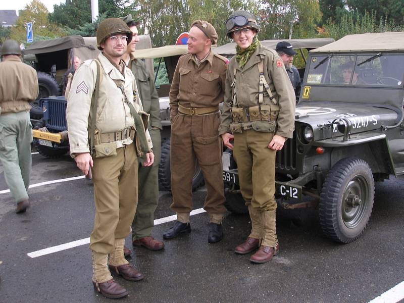 Promítání historického vojenského filmu Tobruk předcházela výstava vojenské válečné techniky.