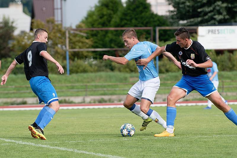 Fotbalisté SK Hranice (v modrém) proti 1. FCV Přerov.