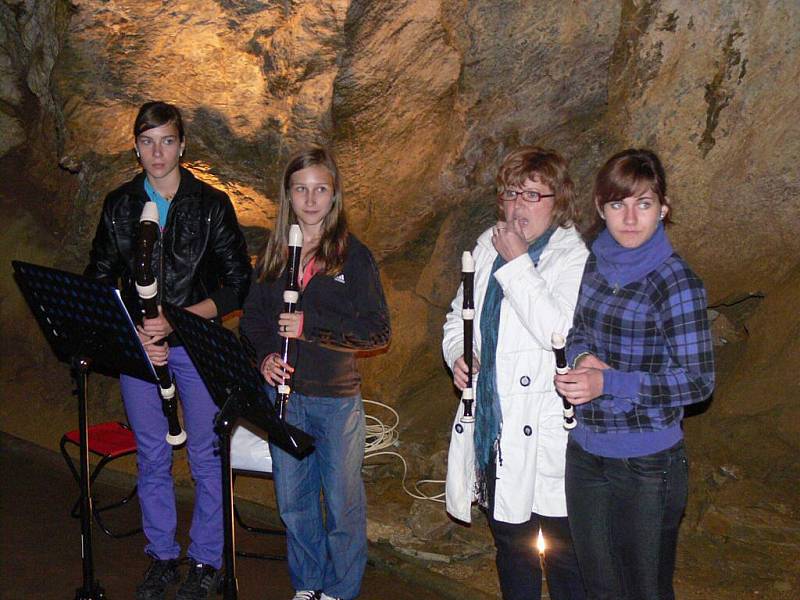 V sobotu 4. června zpříjemnilo prohlídku teplických jeskyní koncertní vystoupení na zobcové flétny.