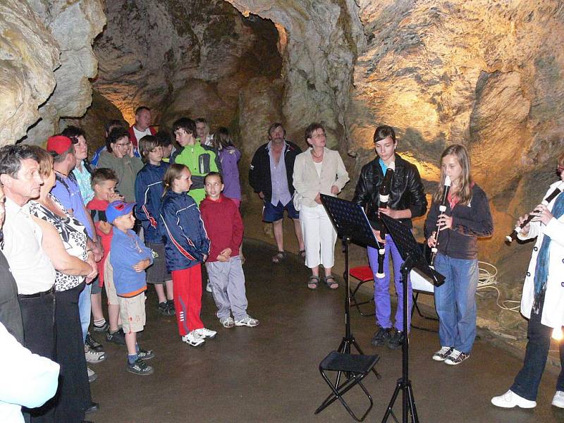 V sobotu 4. června zpříjemnilo prohlídku teplických jeskyní koncertní vystoupení na zobcové flétny.