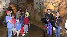 V sobotu 4. června zpříjemnilo prohlídku teplických jeskyní koncertní vystoupení na zobcové flétny.