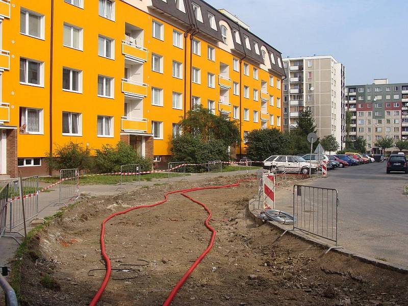 Nové parkoviště začali tento týden stavět dělníci v ulici Trávník. Stavba bude hotová koncem září a vyžádá si náklady bezmála dva miliony korun.