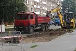 Nové parkoviště začali tento týden stavět dělníci v ulici Trávník. Stavba bude hotová koncem září a vyžádá si náklady bezmála dva miliony korun.