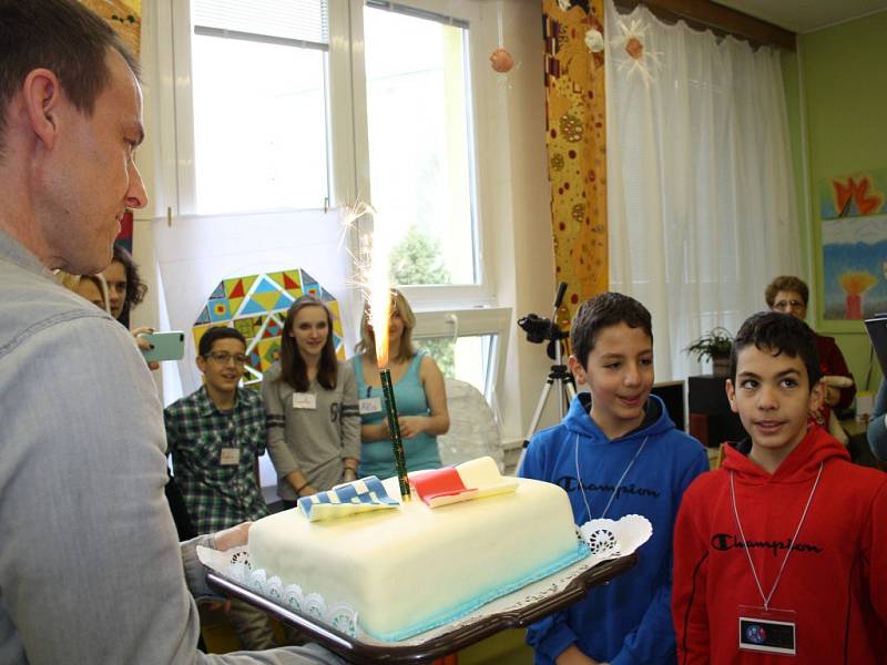 Základní škola Struhlovsko se dočkala další mezinárodní návštěvy. V rámci projektu Erasmus + ji navštívili zástupci škol z Helsinek, Istanbulu, Paříže, Atén a Varšavy. Řecká dvojčata ve škole dokonce oslavila své narozeniny.