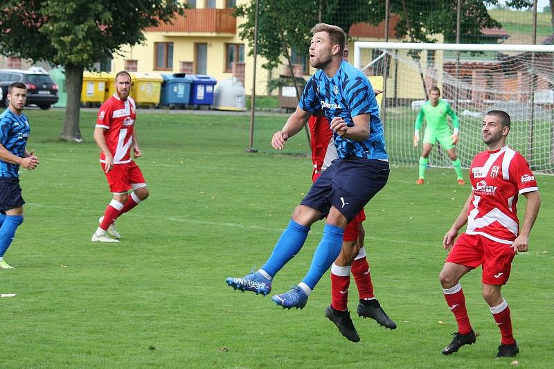 Fotbalisté Všechovic (v modrém) proti FC Vsetín.