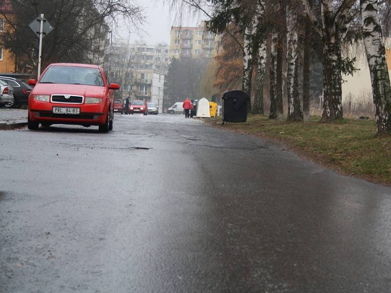 Ve čtvrtek ráno padla na hranické silnice a chodníky ledovka. 