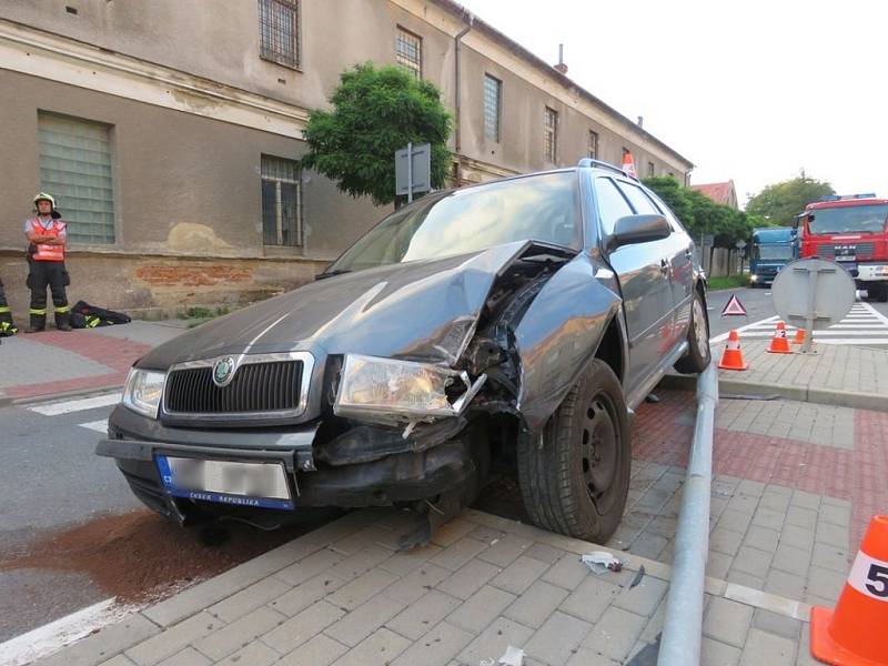 Sedmatřicetiletá řidička, která jela v úterý po šesté hodině večer po ulici Kpt. Jaroše v Hranicích, zavinila nehodu se škodou za 130 tisíc korun. 