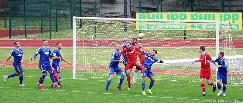 Fotbalisté Tatranu Všechovice (v modrém) v Hodoníně.