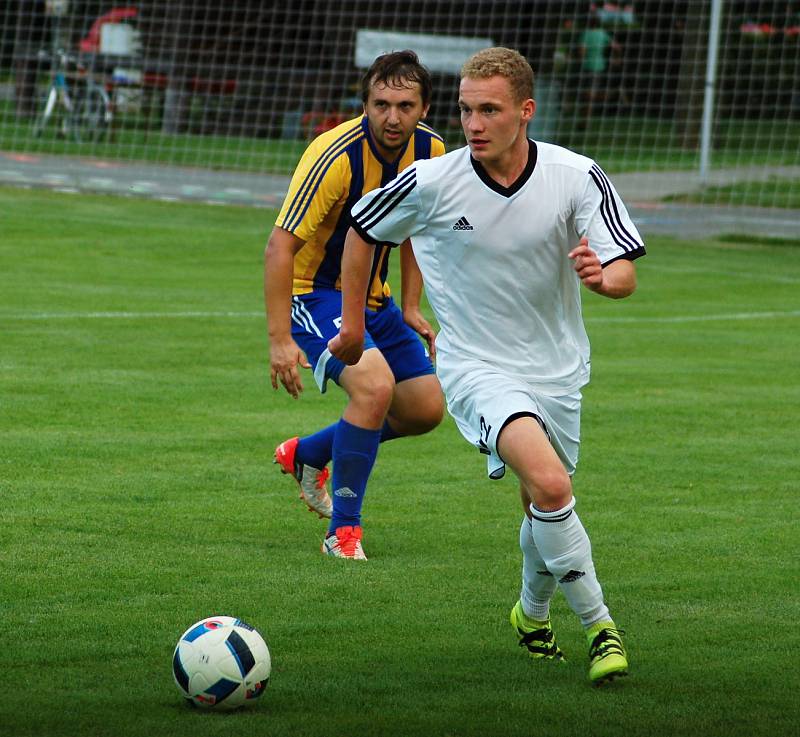 Fotbalisté Ústí (v bílém) v přípravném utkání proti FK Kozlovice.