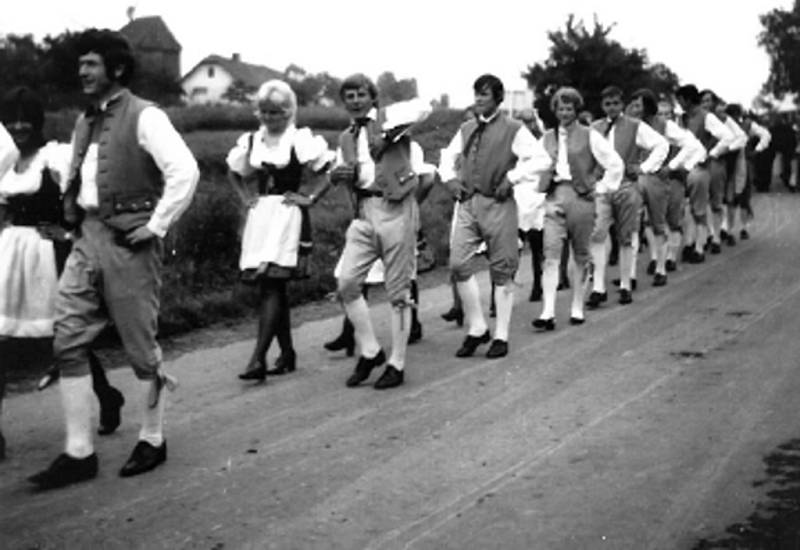 Taneční besedy, průvod obcí v krojích. Takový byl poslední sjezd rodáků v roce 1970.