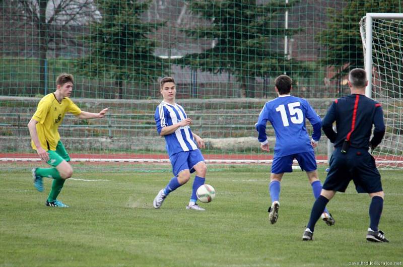 Fotbalisté Hranic (v pruhovaném) proti Rýmařovu