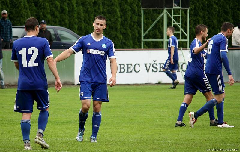 Fotbalisté Všechovic (v modrém) v přátelském utkání s Valmezem.