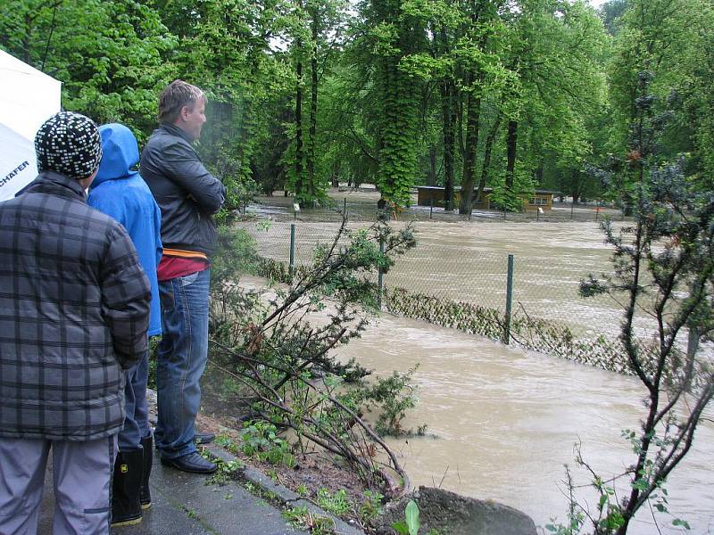 Povodně: pondělí 17. května lázně Teplice nad Bečvou - tenisové kurty - po 18. hodině