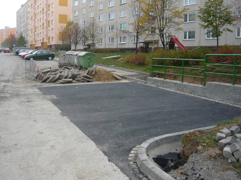 První etapa, při které se vysazuje zeleň, opravují chodníky a budují parkoviště, by měla skončit 30. listopadu.