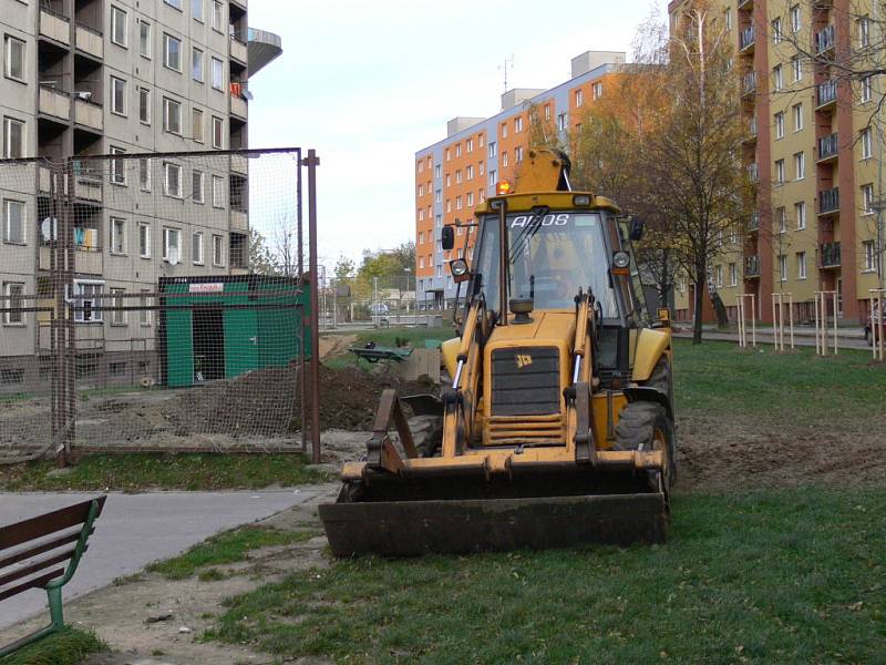 První etapa, při které se vysazuje zeleň, opravují chodníky a budují parkoviště, by měla skončit 30. listopadu.