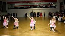 Návštěvníci plesu Soukromé střední odborné školy Hranice se přenesli do 20. let minulého století.