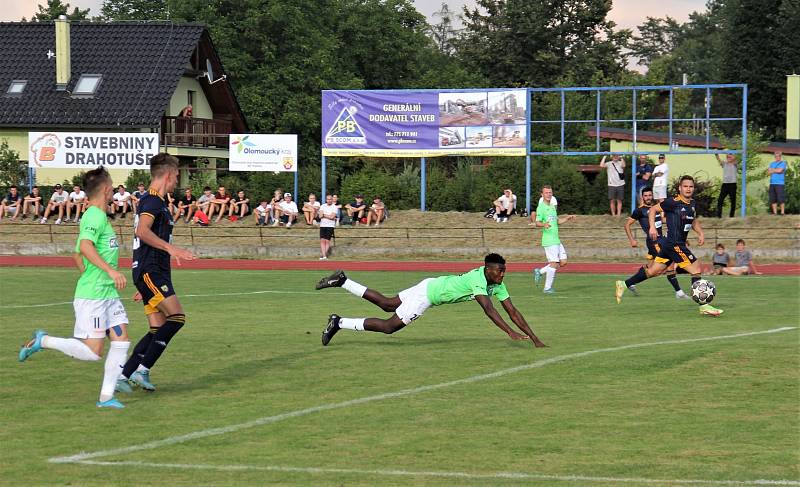 Utkání 1. kola MOL Cupu mezi SK Hranice (v modrém) a MFK Karviná rozhodovaly po remíze 2:2 až penalty. Durosinmi dává gól na 1:2.