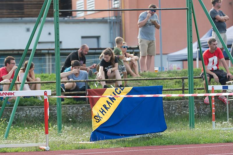 Fotbalisté SK Hranice (v modrém) proti 1. FCV Přerov.