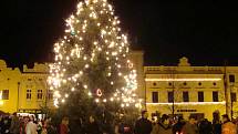 Vánoční strom se rozzářil na náměstí v Lipníku nad Bečvou