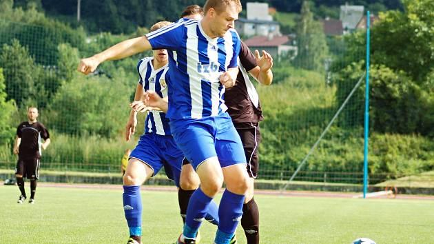 Fotbalisté SK Hranice (v pruhovaném) padli v předkole MOL Cupu s Kozlovicemi 1:2.