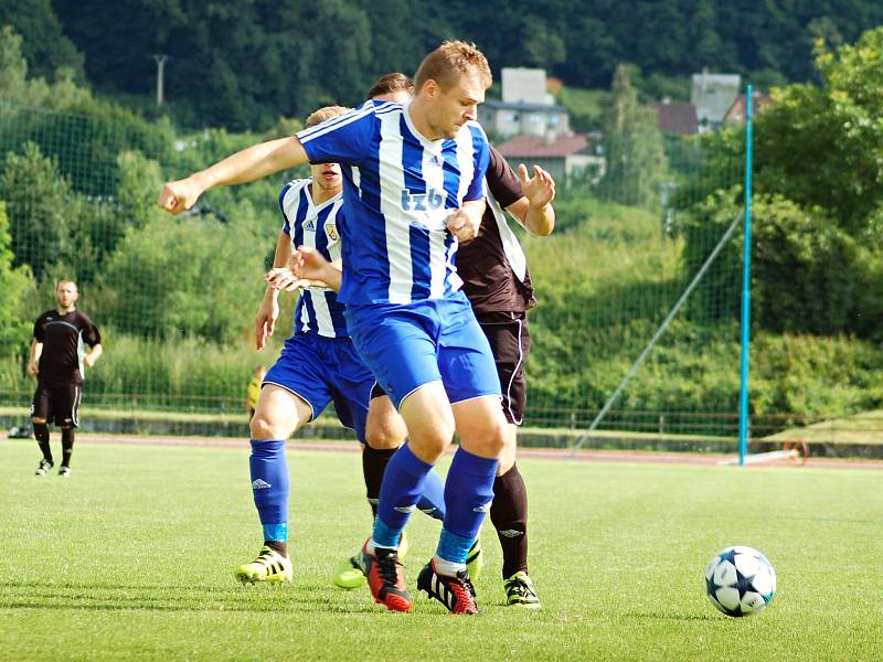 Fotbalisté SK Hranice (v pruhovaném) padli v předkole MOL Cupu s Kozlovicemi 1:2.