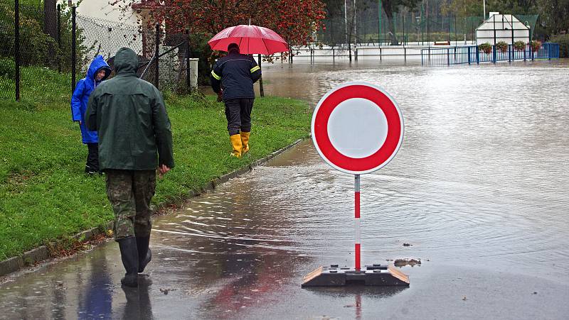 Řeka Bečva zaplavila část obce Ústí na Hranicku 14.10.2020.