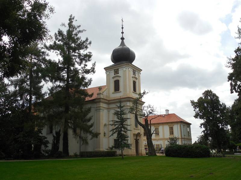 Bludiště a labyrinty u zámku Loučeň.